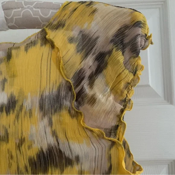 BCBG MaxAzria lightweight gauzy yellow top with small ruffle at front neckline - Picture 7 of 9